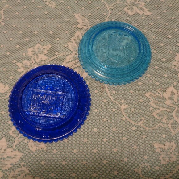 VINTAGE SET OF 2 SMALL BLUE GLASS DECORATIVE PLATES 1 EAGLE NYE 64 ETC. LOT - Picture 7 of 7